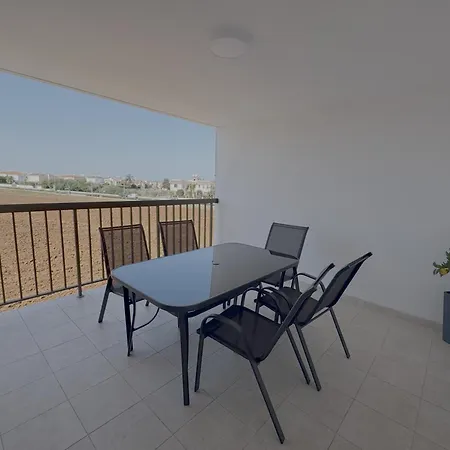 Trinity Breeze Renovated 2br Close To Trinity With Private Parking *